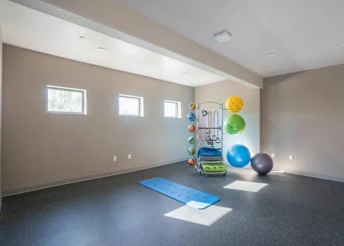 Apartment Spacious 1bd - Balcony, Pool, Gym, W-d - Sleeps 4 *